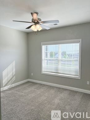 Bowling Green apartment for rent - A room with a ceiling fan and a window with blinds.