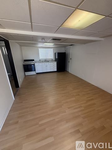 Washington Terrace house for rent - A room with wooden flooring and white walls, equipped with a kitchenette.