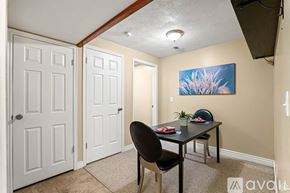 Sandy apartment for rent - A dining room with a table and chairs.
