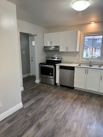London house for rent - A kitchen with a stove top oven and a dishwasher.
