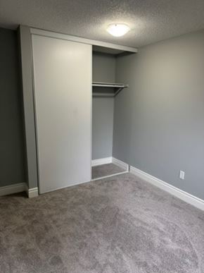 London house for rent - A room with a grey carpet and a white closet.