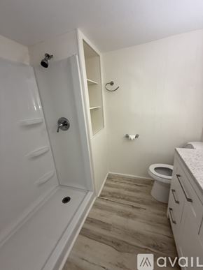 Venice house for rent - A hallway with wooden floors and white walls.