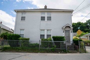 Southbridge apartment for rent - A white house with a fence and a sign that says "Dead End".