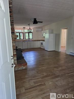 Mount Jackson apartment for rent - A living room with a brick column and a ceiling fan.