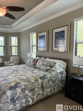 Venice house for rent - A bedroom with a large bed and a ceiling fan.