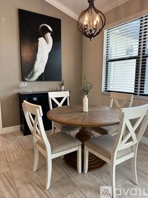 Venice house for rent - A dining room with a wooden table and chairs.