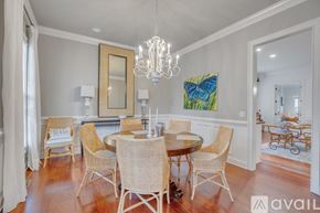 Savannah house for rent - A dining room with a round table and chairs.