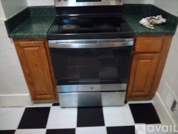 Savannah house for rent - A kitchen with a black and white checkered floor.