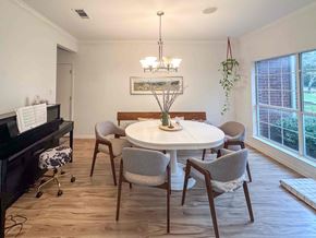 Austin house for rent - A dining room with a white table and chairs.