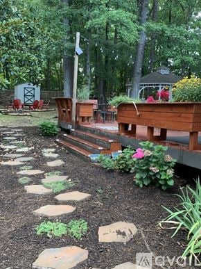 Durham house for rent - A garden with a wooden bench and stepping stones.