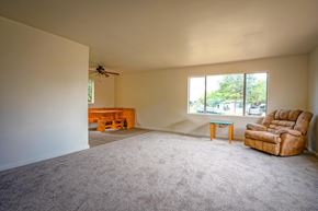 Colorado City house for rent - A living room with a carpeted floor and a ceiling fan.