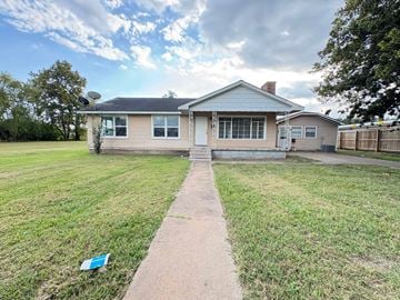 Sweeny house for rent - 801 N Main St
