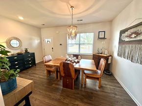 Piedmont house for rent - A dining room with a wooden table and chairs.