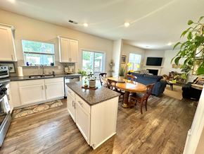Piedmont house for rent - A kitchen with a dining table and chairs.