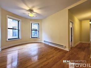 Chicago apartment for rent - A room with wooden floors and a ceiling fan.
