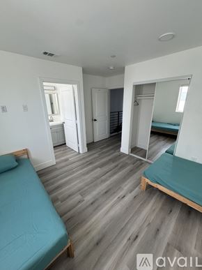 Los Angeles townhouse for rent - A bedroom with a bed, a wardrobe, and a mirror.