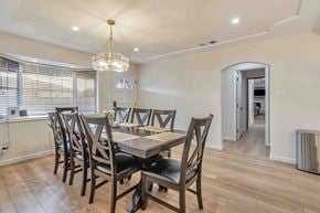 Santa Clara house for rent - A dining room with a table and chairs.