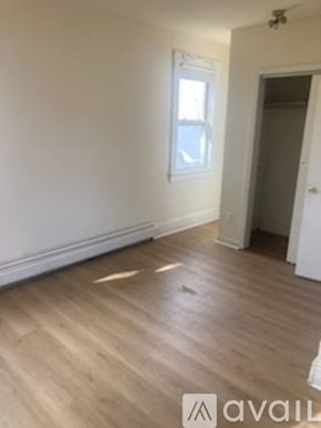 Congers house for rent - A room with wooden flooring and a window.