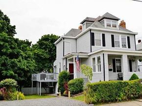 Pittsburgh house for rent - A house with a grey facade and a red door.
