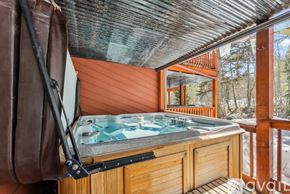 Breckenridge house for rent - A hot tub is on the balcony of a cabin.