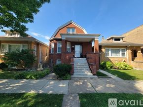 Chicago apartment for rent - A house with a front yard and a driveway.