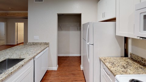 Floor plan for 2 beds, 2 baths, 913 sqft