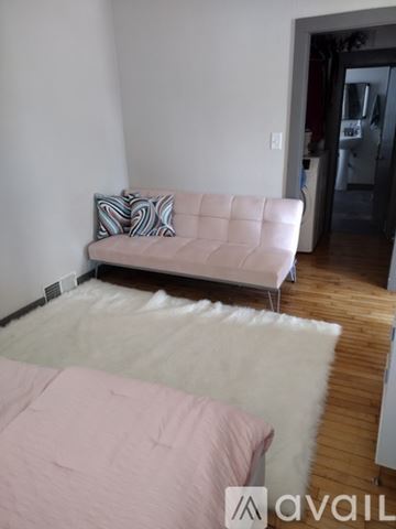 Oshkosh apartment for rent - A living room with a pink couch and a white rug.