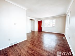 Toledo townhouse for rent - A room with wooden flooring and a red door.