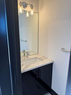 London house for rent - A bathroom with a sink and mirror.