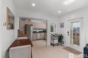 Fort Lauderdale apartment for rent - A kitchen with a dining table and chairs.