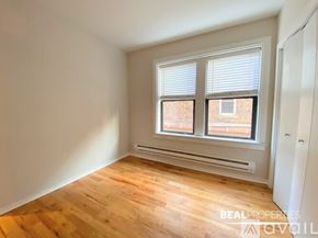 Chicago apartment for rent - A room with wooden flooring and a window with blinds.