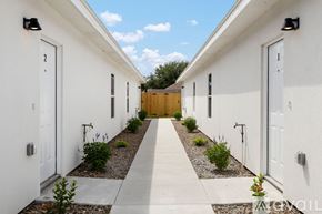 Edinburg townhouse for rent - A white building with a wooden door in the middle.