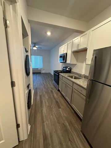 Oak Park apartment for rent - A kitchen with a refrigerator, microwave, and oven.
