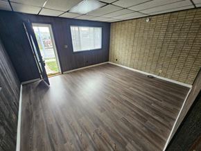 Lima house for rent - A room with wooden flooring and a window.