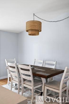 Ventura house for rent - A dining room with a wooden table and chairs.