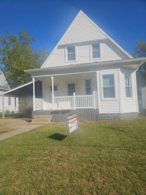 Lima house for rent - A house with a sign in front of it.