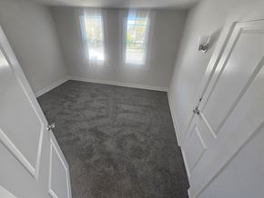 Lima house for rent - A room with grey carpet and white walls.