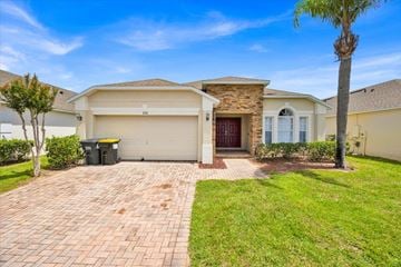 Davenport house for rent - A house with a driveway and a palm tree in front.