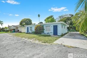 Lantana apartment for rent - A room with a carpeted floor and a ceiling fan.