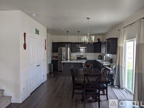 Eagle Mountain house for rent - A kitchen with a dining table and chairs.