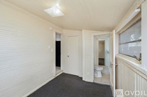 St. Petersburg house for rent - A room with a toilet and a window.