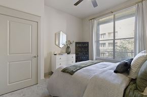 Dallas apartment for rent - The Icon at Ross high ceilings Dallas, TX - Apartments in the Dallas Arts District