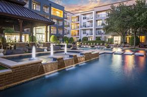 Dallas apartment for rent - Strata Apartments - Expansive pool deck - Apartments in Lower Greenville Dallas