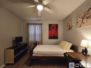 Davenport house for rent - A bedroom with a bed, desk, and chair.