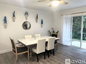 Palm Beach Gardens house for rent - A dining room with a white table and chairs.
