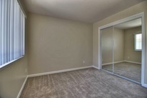 Palo Alto apartment for rent - an empty bedroom with a mirrored closet and carpet