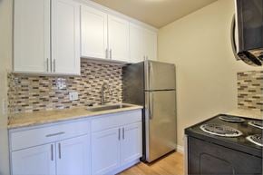 Sunnyvale apartment for rent - Electric Range In Kitchen at Sunnyvale Town Center, Sunnyvale, California