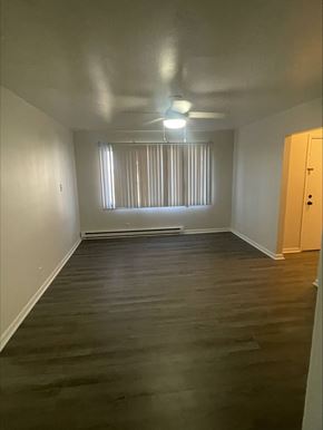 Lima apartment for rent - A room with wooden floors and a window with blinds.