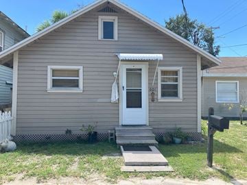 Clearwater house for rent - A small house with a white door and windows.