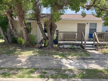 Clearwater house for rent - A small house with a brown door and a porch.